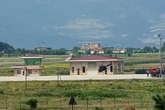 Een Eurocopter van de Albanese strijdkrachten op de luchthaven van Kukës