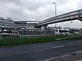Voetbrug van het vliegveld over de weg