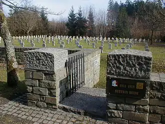 De kruizen van de Frans-Duitse begraafplaats en het ensemble van de begraafplaats en diens omgeving