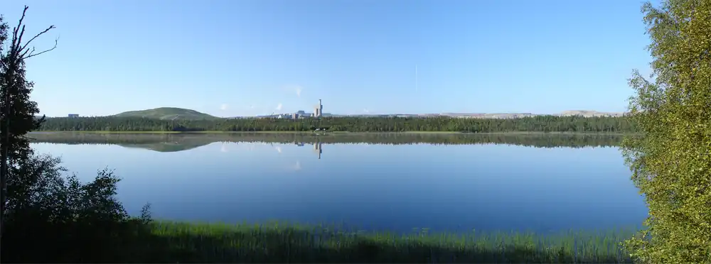 panorama vanuit noordoosten, met het meer Sakajärvi op voorgrond (2012)