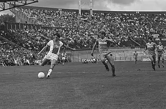 Adick Koot (midden) in duel met Marco van Basten (1986)