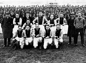 Ajax-elftal 1927: Volkers onderste rij, 2e van links.