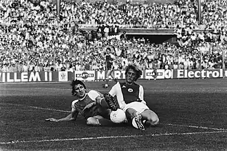 15 mei 1982: topduel Ajax-AZ 3-2: Spelbos (AZ) (links) in duel met spits Kieft (Ajax)