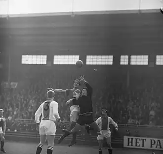 Pier Alma belaagt doelman Hoogerman van Ajax (1965)