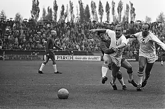 Adelaar (Go Ahead) beetgepakt door Co Prins van Ajax op 25 september 1966.