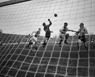 Schroemges in actie tijdens Ajax tegen VVV in 1961