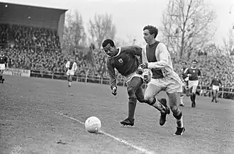 Breinburg (midden) in duel met Johan Cruijff, 27 november 1966