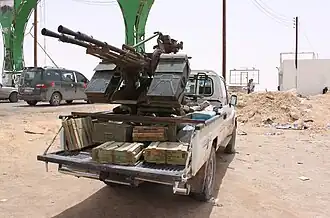 Pick-ups met gemonteerde zware wapens – luchtafweergeschut in dit geval – worden door zowel overheidtroepen als rebellen gebruikt.