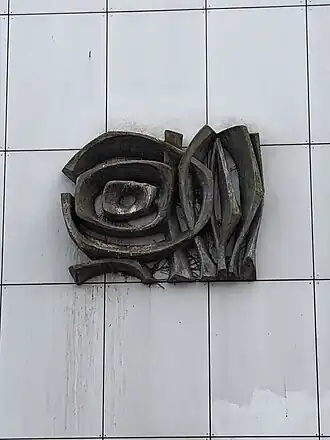 Roos, reliëf van Lies Maes