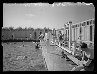 Zwemles in het Akerbad, rond 1930. Foto van Bernard F. Eilers