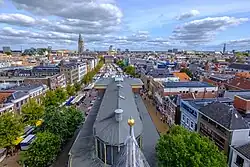 Gezicht vanaf de hogere gewelven van de Akerk over de Korenbeurs naar de VIsmarkt