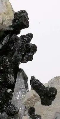 Kleurloos alamosiet in een matrix van leadhilliet en melanotektiet