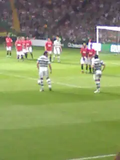 Alan Thompson en Ľubomír Moravčík, tijdens de John Kennedy testimonial