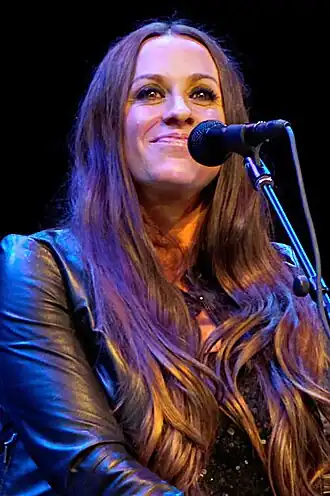 Alanis Morissette tijdens een optreden in 2014