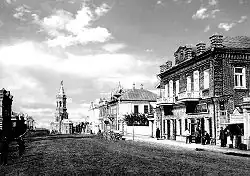 Simbirskaja-straat en (links) Kerk van de Moeder Gods van Kazan (1908)