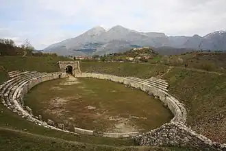 Het Amfitheater van Alba Fucens, gebouwd in opdracht van Macro