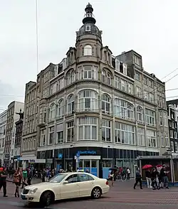 Het gebouw met Albert Heijn in 2012