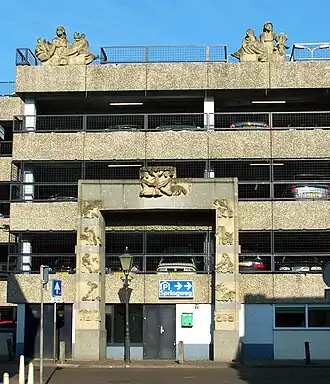 Parkeergarage. Ook zichtbaar de beeldhouwwerken van Termote