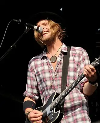 Stakee tijdens een optreden van Alberta Cross in 2011.