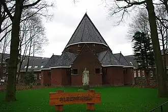 Kapel en beeld bij het Albertinum.