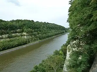 De kloof tussen de beide plateau-delen in: Albertkanaal