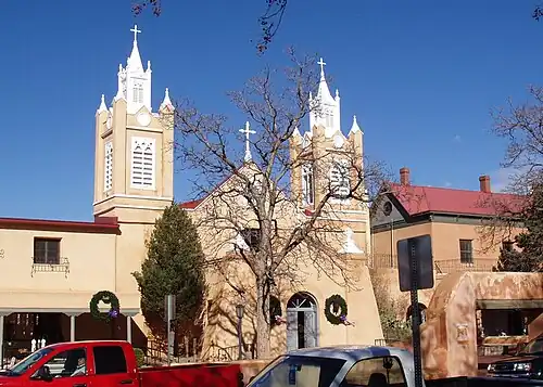 De rooms-katholieke San Felipe de Neri Church uit 1793 aan het Old Town Plaza