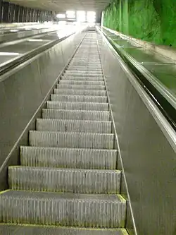 De roltrap van onder naar boven