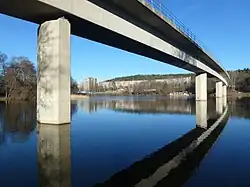 Masmo gezien uit het westen met de Albysjöbrug op de voorgrond