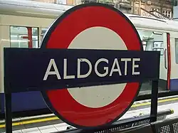 De stationsnaam op het perron.