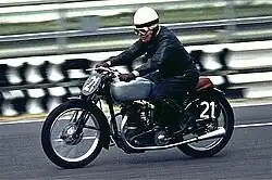 Erwin Aldinger in 1975 op een Imperia met 350 cc Rudge Python-motor uit 1932