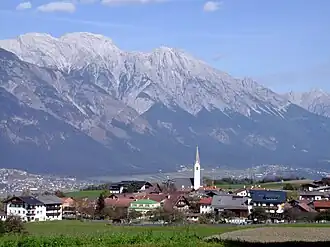 Aldrans vanuit het zuidwesten met op de achtergrond het massief van de Großer Bettelwurf in het Karwendelgebergte