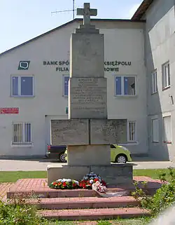 Pomnik w centrum wsi