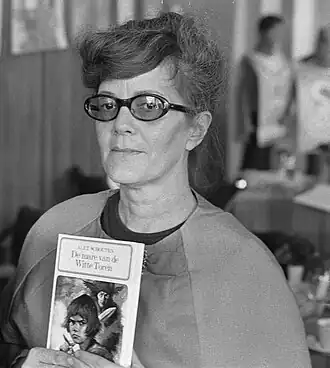 Alet Schouten met haar boek De mare van de witte toren.