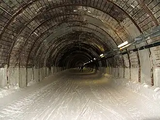 Skitunnel van aan het bergstation van de gondelbaan