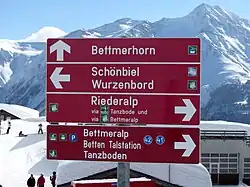 wegwijzer in het skigebied.