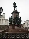 Het standbeeld van tsaar Alexander II in Helsinki. Op de achtergrond zie je de Domkerk van Helsinki.