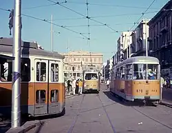 Drie voormalige Kopenhagense gelede wagens ontmoeten elkaar in het centrum van Alexandrië; 10 juni 1974.