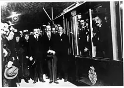 Koning Alfonso XIII met de koninklijke familie, genodigden en metropersoneel bij de openingsceremonie van de metro op station Cuatro Caminos
