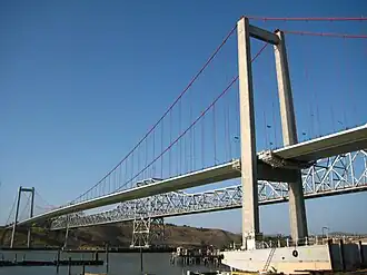 De Carquinez-brug in 2008: op de voorgrond de hangbrug uit 2003 en daarachter de cantileverbrug uit 1958