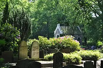 Blik op het oude gedeelte met op de achtergrond het baarhuisje