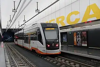 {Een tramtrein van lijn 1 in station Mercado