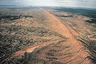 Alice Springs; als je goed kijkt zie je dat Alice Springs verdeeld wordt en verbonden wordt door een kleine passage