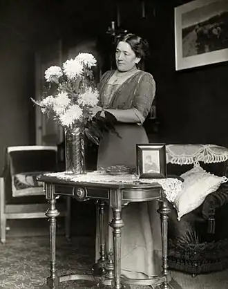 Alida Tartaud-Klein viert in 1915 haar 25-jarig toneeljubileum met de rol van koningin Louise in het toneelstuk Vorstenschool van Multatuli.