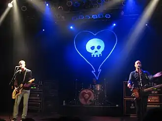 Alkaline Trio in The House of Blues in San Diego 20 juli 2011. Van links te beginnen: Matt Skiba, Derek Grant en Dan Andriano. Op de achtergrond het logo van de band.