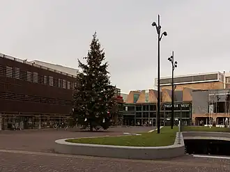 Ingang van het theater aan het Canadaplein nr.2 rechts van het midden, links het Stedelijk Museum Alkmaar