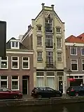 Woning, pakhuis in traditionalistische stijl