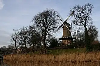 De molen, gezien vanaf de andere oever