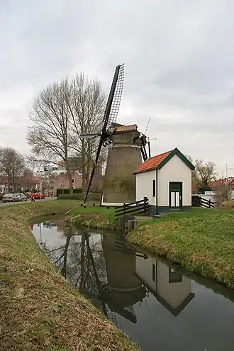 de molen, gezien vanaf de andere kant. Op de voorgrond het gemaal uit 1932.