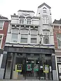 Woning, apotheek; bovenwoning in jugendstil, overgangsarchitectuur