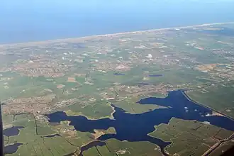 Het Uitgeestermeer (links)